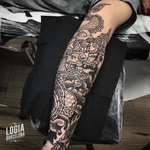 tatuaje_tailandes_dragon_blackwork_Logia_Barcelona_Willian_Spindola